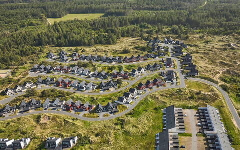 Kaapo - 1Km from the Sea: Mueble, Diseño De Interiores, Silla, Piso, Mesa, Recurso, Suelo, Techo, Habitación, Eco Hotel