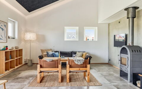 Kaapo - 1Km from the Sea: Mueble, Diseño De Interiores, Piso, Suelo, Madera, Techo, Sala, Habitación, Sofá, Encendiendo