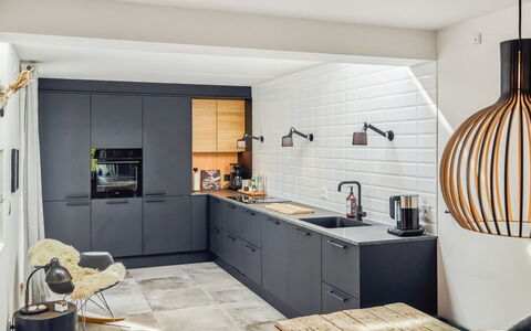 Kaapo - 1Km from the Sea: Cocina, Mostrador, Mueble, Aparato De Cocina, Diseño De Interiores, Piso, Gabinetes, Madera, Suelo, Lámpara