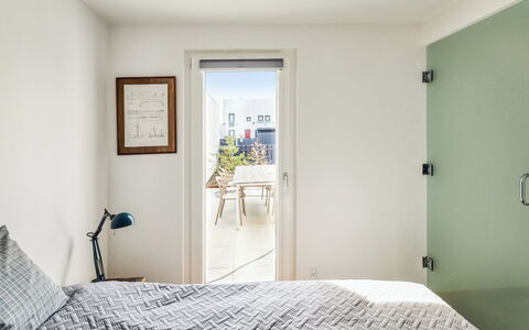 Kaapo - 1Km from the Sea: Pared, Diseño De Interiores, Piso, Madera, Habitación, Suelo, Mueble, Techo, Cama, Casa