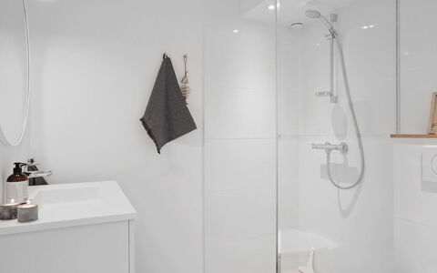 Kaapo - 1Km from the Sea: Piso, Diseño De Interiores, Arreglo De Tubería, Suelo, Baño, Plomería, Grifo, Mueble De Baño, Techo, Habitación