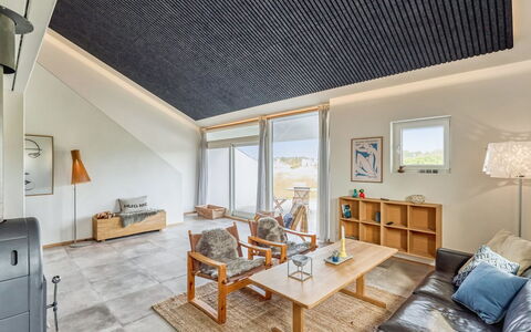 Kaapo - 1Km from the Sea: Techo, Diseño De Interiores, Piso, Suelo, Mueble, Silla, Suelos De Madera, Habitación, Departamento, Sala
