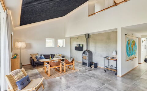 Kaapo - 1Km from the Sea: Piso, Diseño De Interiores, Mueble, Suelo, Techo, Madera, Sofá, Habitación, Sala, Encendiendo