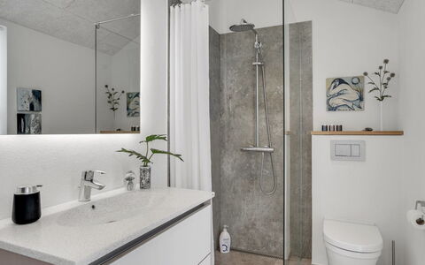 Aaran - 700M from the Sea: Arreglo De Tubería, Piso, Baño, Diseño De Interiores, Lavabo Del Baño, Lavabo, Suelo, Mueble De Baño, Grifo, Plomería