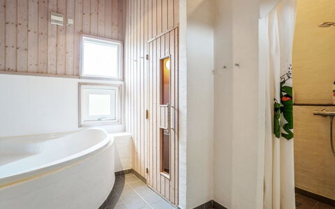 Franzisca - 700M from the Sea: Piso, Madera, Suelo, Arreglo De Tubería, Diseño De Interiores, Techo, Baño, Plomería, Habitación, Material Compuesto