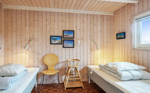 Franzisca - 700M from the Sea: Habitación, Cama, Madera, Diseño De Interiores, Suelo, Piso, Sábana, Techo, Mueble, Lecho