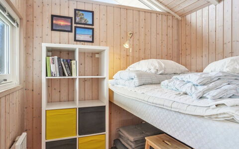 Franzisca - 700M from the Sea: Habitación, Cama, Diseño De Interiores, Madera, Suelo, Piso, Sábana, Techo, Mueble, Lecho