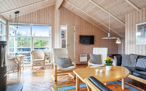 Franzisca - 700M from the Sea: Madera, Diseño De Interiores, Techo, Mueble, Casa, Suelo, Piso, Puerta, Cabaña, Sala
