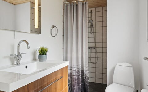 Stygge - 300M from the Sea: Piso, Diseño De Interiores, Arreglo De Tubería, Suelo, Madera, Lavabo Del Baño, Lavabo, Mueble De Baño, Baño, Grifo
