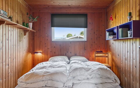 Stygge - 300M from the Sea: Diseño De Interiores, Madera, Habitación, Techo, Piso, Suelo, Cama, Sábana, Lecho, Encendiendo