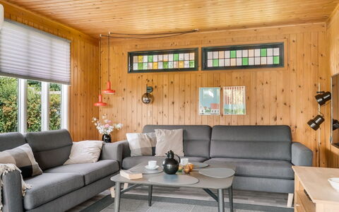 Stygge - 300M from the Sea: Mueble, Diseño De Interiores, Sofá, Piso, Madera, Sala, Suelo, Habitación, Techo, Mesa