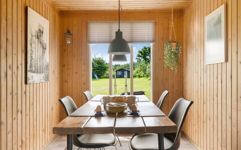 Stygge - 300M from the Sea: Mueble, Diseño De Interiores, Piso, Madera, Suelo, Mesa, Techo, Cocina Y Comedor Mesa, Comedor, Lámpara