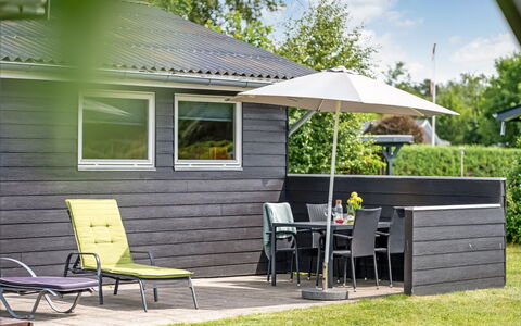 Stygge - 300M from the Sea: Madera, Mueble Para Exteriores, Madera Dura, Tablón, Mueble, Manchas De Madera, Cubierta, Jardín, Sombra, Mesa Al Aire Libre