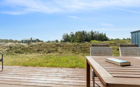 Henri - 500M from the Sea: Azul, Arbusto, Cabaña, Cobertura Del Suelo, Jardín, Inmuebles, Sombra, Paisajismo, Casa De Campo, Eco Hotel