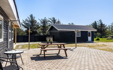 Thorsten - 500M from the Sea: Casa, Techo, Vía Muerta, Casa, Cabaña, Puerta, Sombra, Porche, Yarda, Césped