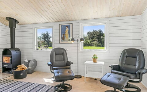 Thorsten - 500M from the Sea: Mueble, Piso, Madera, Diseño De Interiores, Silla, Suelo, Sala, Suelos De Madera, Casa, Habitación