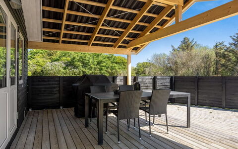 Thorsten - 500M from the Sea: Madera, Porche, Piso, Techo, Suelo, Sombra, Madera Dura, Cubierta, Suelos De Madera, Manchas De Madera