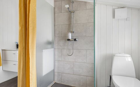 Thorsten - 500M from the Sea: Piso, Arreglo De Tubería, Pared, Suelo, Baño, Diseño De Interiores, Baño, Plomería, Techo, Loseta
