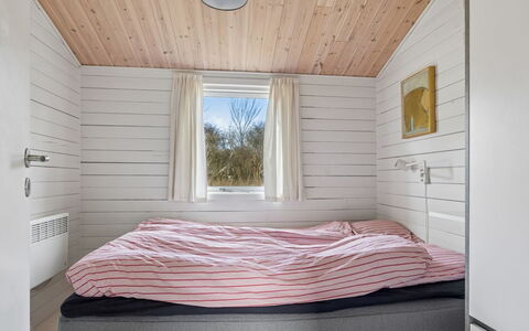 Thorsten - 500M from the Sea: Madera, Suelo, Piso, Habitación, Diseño De Interiores, Techo, Cama, Casa, Habitación, Lecho
