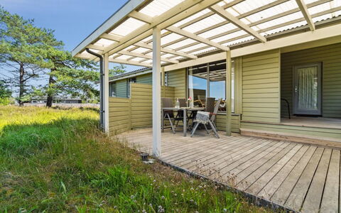 Alwine - 250M from the Sea: Madera, Casa, Porche, Cubierta, Madera Dura, Techo, Manchas De Madera, Suelos De Madera, Eco Hotel