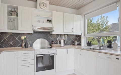 Gisella - 1.2Km from the Sea: Cocina, Diseño De Interiores, Aparato De Cocina, Mostrador, Piso, Electrodoméstico, Gabinetes, Mueble, Techo, Electrodoméstico