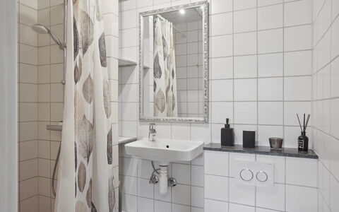 Gisella - 1.2Km from the Sea: Baño, Diseño De Interiores, Piso, Arreglo De Tubería, Suelo, Loseta, Plomería, Baño, Habitación, Grifo