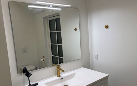Skrollan - 100M from the Sea: Espejo, Diseño De Interiores, Encendiendo, Arreglo De Tubería, Lavabo Del Baño, Lámpara, Techo, Plomería, Grifo, Baño
