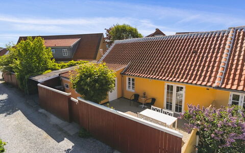 Algeth - 200M from the Sea: Barrio Residencial, Techo, Suburbio, Entrada De Coches, Inmuebles, Tubo De Lámpara