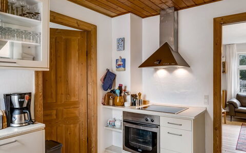 Cordelia - 1Km from the Sea: Mueble, Aparato De Cocina, Cocina, Diseño De Interiores, Piso, Gabinetes, Electrodoméstico, Madera, Mostrador, Suelo