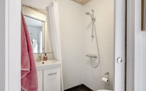 Cordelia - 1Km from the Sea: Pared, Diseño De Interiores, Suelo, Piso, Arreglo De Tubería, Baño, Habitación, Techo, Baño, Plomería