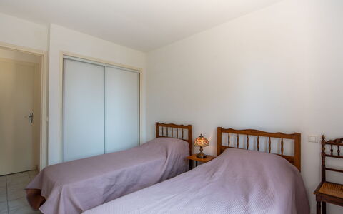 Ténérife: Mueble, Madera, Diseño De Interiores, Arquitectura, Estantería, Silla, Suelo, Bienes Raíces, Haz, Madera Dura