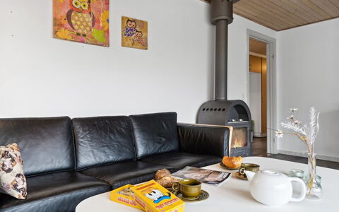 Kolle - 3.2Km from the Sea: Mueble, Diseño De Interiores, Piso, Sofá, Madera, Sala, Suelo, Habitación, Encendiendo, Techo