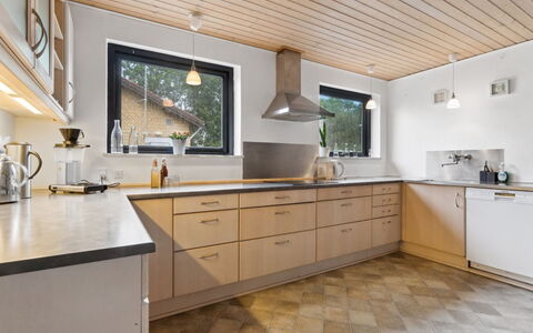Kolle - 3.2Km from the Sea: Cocina, Mostrador, Diseño De Interiores, Piso, Madera, Gabinetes, Techo, Mueble, Suelo, Casa
