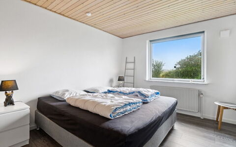 Kolle - 3.2Km from the Sea: Cama, Diseño De Interiores, Habitación, Pared, Lecho, Sábana, Piso, Techo, Madera, Suelo