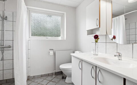 Kolle - 3.2Km from the Sea: Arreglo De Tubería, Lavabo Del Baño, Baño, Lavabo, Piso, Suelo, Diseño De Interiores, Plomería, Grifo, Material Compuesto