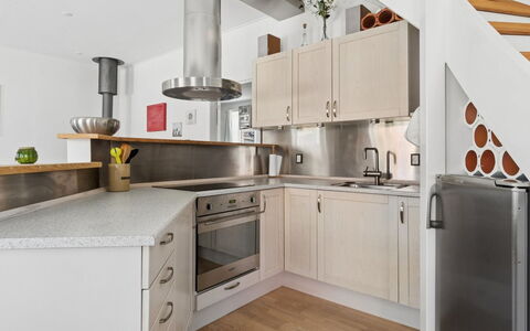 Dagne - 400M from the Sea: Cocina, Mostrador, Aparato De Cocina, Piso, Gabinetes, Diseño De Interiores, Mueble, Electrodoméstico, Madera, Suelo