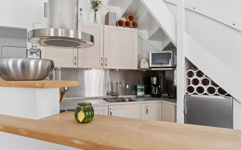 Dagne - 400M from the Sea: Diseño De Interiores, Piso, Madera, Cocina, Mueble, Suelo, Techo, Encendiendo, Aparato De Cocina, Mostrador