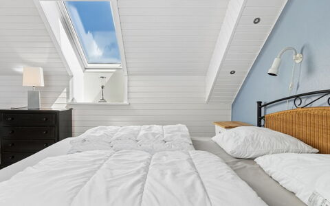 Dagne - 400M from the Sea: Habitación, Madera, Cama, Techo, Diseño De Interiores, Mueble, Linos, Lecho, Sábana, Suelo
