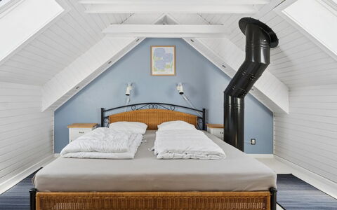 Dagne - 400M from the Sea: Habitación, Madera, Cama, Diseño De Interiores, Techo, Mueble, Suelo, Piso, Lecho, Encendiendo