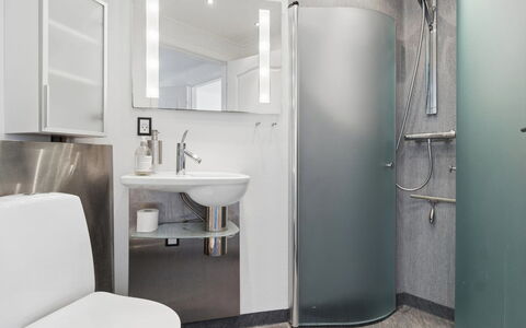 Dagne - 400M from the Sea: Baño, Arreglo De Tubería, Baño, Asiento Del Baño, Diseño De Interiores, Suelo, Piso, Lavabo, Lavabo Del Baño, Plomería