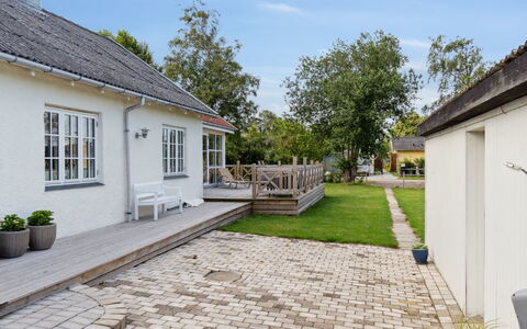 Meinolf - 200M from the Sea: Barrio Residencial, Techo, Suburbio, Entrada De Coches, Inmuebles, Tubo De Lámpara