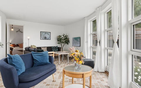 Vemund - 100M to the Fjord: Diseño De Interiores, Mueble, Piso, Suelo, Madera, Sofá, Sala, Techo, Mesa, Habitación