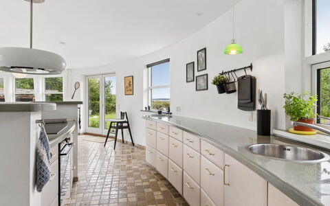 Vemund - 100M to the Fjord: Diseño De Interiores, Piso, Mueble, Techo, Suelo, Encendiendo, Cocina, Casa, Mostrador, Lámpara