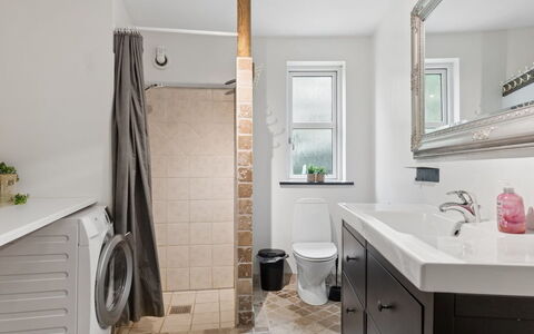 Vemund - 100M to the Fjord: Pared, Piso, Diseño De Interiores, Arreglo De Tubería, Suelo, Baño, Techo, Plomería, Mueble De Baño, Habitación