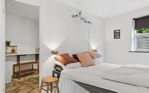 Vemund - 100M to the Fjord: Mueble, Diseño De Interiores, Cama, Habitación, Pared, Piso, Techo, Madera, Habitación, Suelo
