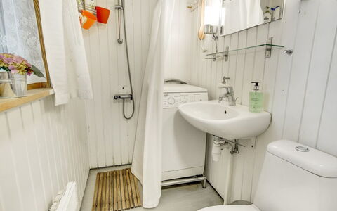 Naili - 750M from the Sea: Arreglo De Tubería, Baño, Piso, Lavabo Del Baño, Suelo, Diseño De Interiores, Baño, Lavabo, Plomería, Asiento Del Baño