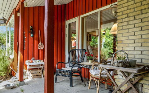 Naili - 750M from the Sea: Maceta, Silla, Porche, Planta De Casa, Jardín, Manchas De Madera, Sombra, Patio Interior, Yarda, Madera Dura