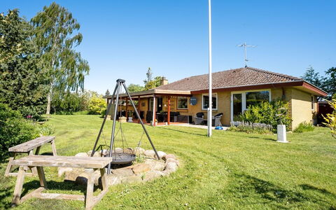 Maleen - 150M to the Fjord: Techo, Casa, El Terreno Del Lote, Casa, Cabaña, Inmuebles, Edificios Del Jardín, Sombra, Cuarto De Troncos, Paisajismo