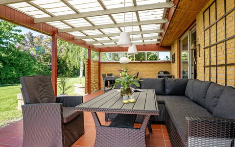 Maleen - 150M to the Fjord: Techo, Casa, El Terreno Del Lote, Casa, Cabaña, Inmuebles, Edificios Del Jardín, Sombra, Cuarto De Troncos, Paisajismo