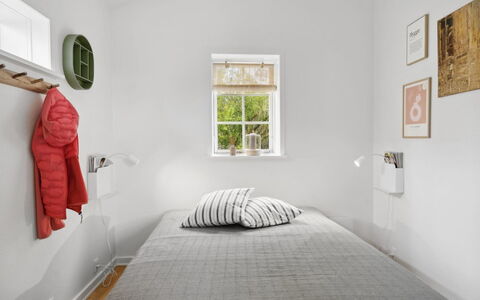 Quanna - 50M from the Sea: Pared, Habitación, Diseño De Interiores, Cama, Piso, Suelo, Techo, Sábana, Lecho, Mueble